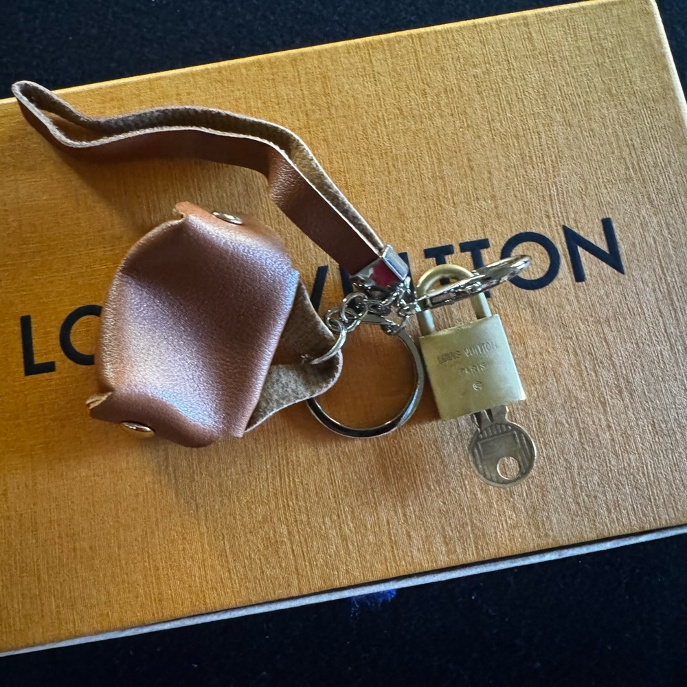 Louis Vuitton vintage lock and key set makes a beautiful gift comes with charm - Picture 3 of 9